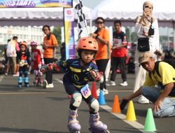 Komunitas Sepatu Roda Kompak Pakai Kostum Halloween di CFD Renon