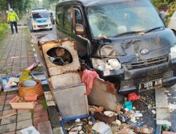 Minibus Tabrak PKL di Kota Banjar Diduga Pengemudi Mengalami Microsleep