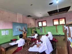 Atap Sekolah Ambrol Siswa SD Ponorogo Terpaksa Belajar di Musala