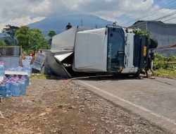 Truk Air Mineral Terguling di Cimaragas